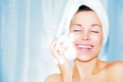 Cách dùng tẩy da chết đối với da mụn