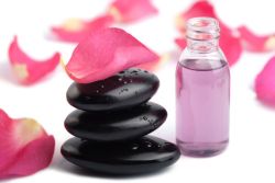 Nước hoa hồng và mụn trứng cá (rose water)