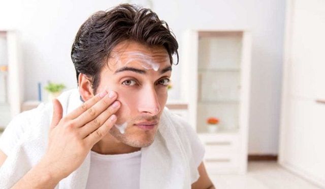 Sử dụng các sản phẩm tẩy rửa trên da mặt