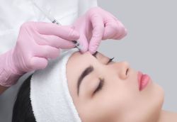 Tiêm botox xóa nếp nhăn trán
