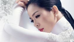 Lệ Quyên phẫu thuật tháo sụn mũi  do nguy cơ hoại tử, nhiễm trùng