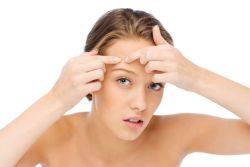 Nếu bạn có ý định nặn mụn, hãy đọc bài viết này