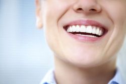 Nguy cơ và biến chứng có thể xảy ra khi niềng răng