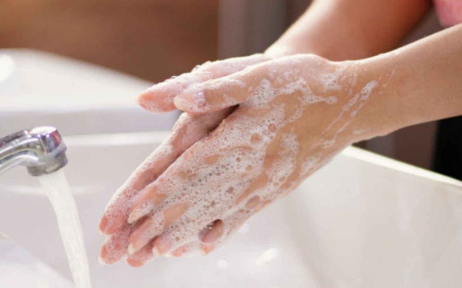 Làm sao để da tay không bị khô khi phải rửa thường xuyên?