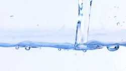 Uống nhiều nước có thể trị mụn trứng cá không?