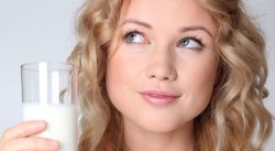 Uống sữa có gây mụn không?