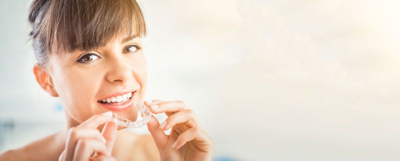 Vệ sinh răng miệng dễ dàng và thuận tiện hơn với niềng invisalign