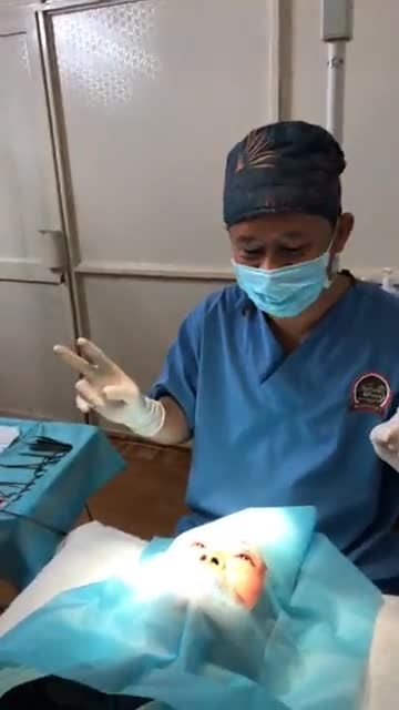 Cắt mí đôi đường mini lấy mỡ đồng thời cắt da thừa lấy mỡ mi dưới