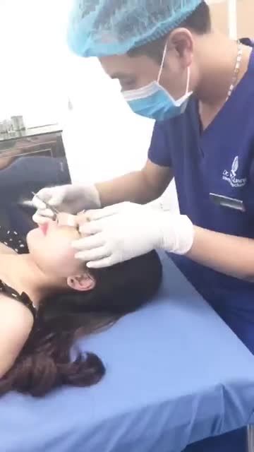 Khách hàng tái khám  sau 7 ngày làm combo mũi - mí