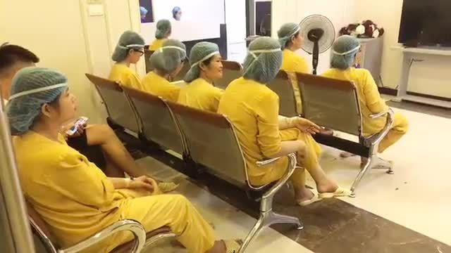 Khách hàng ngồi chờ cắt mí tại Dr Hải Lê