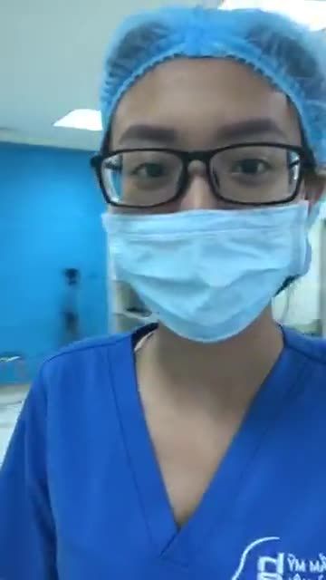 Sau 30p nhấn mí, bạn gái xinh xắn đã có đôi mắt hai mí to đều, rõ nếp