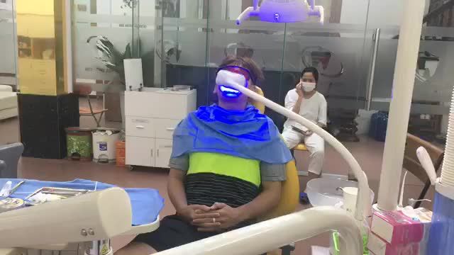 Trực tiếp tẩy trắng răng tại Nha Khoa Thuỳ Anh.