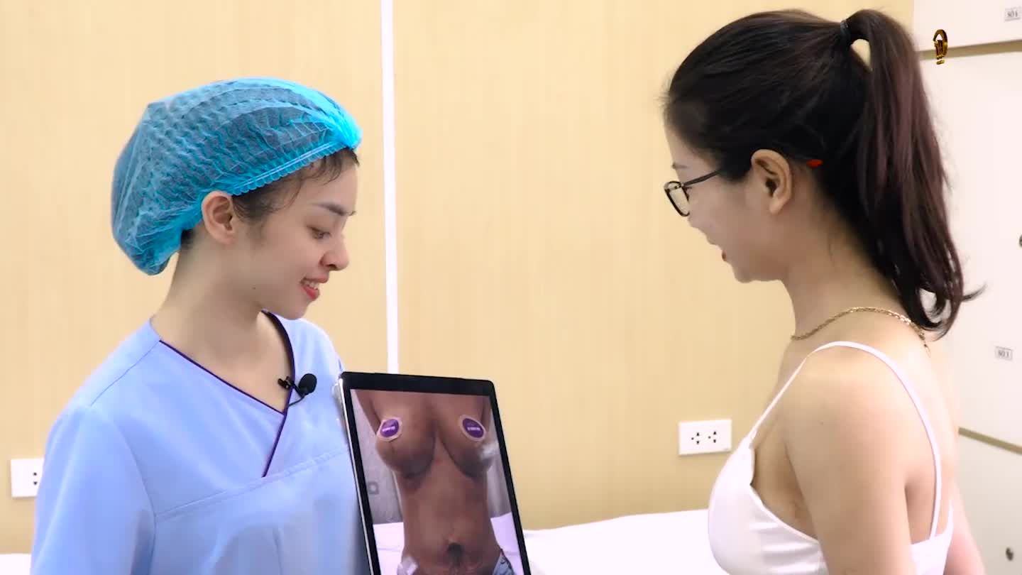 Trò chuyện với khách hàng sau 1 tháng thực hiện combo tạo hình thành bụng và treo sa trễ