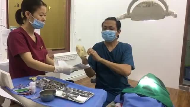 Trực tiếp phẫu thuật cười hở lợi cho chị Thảo.