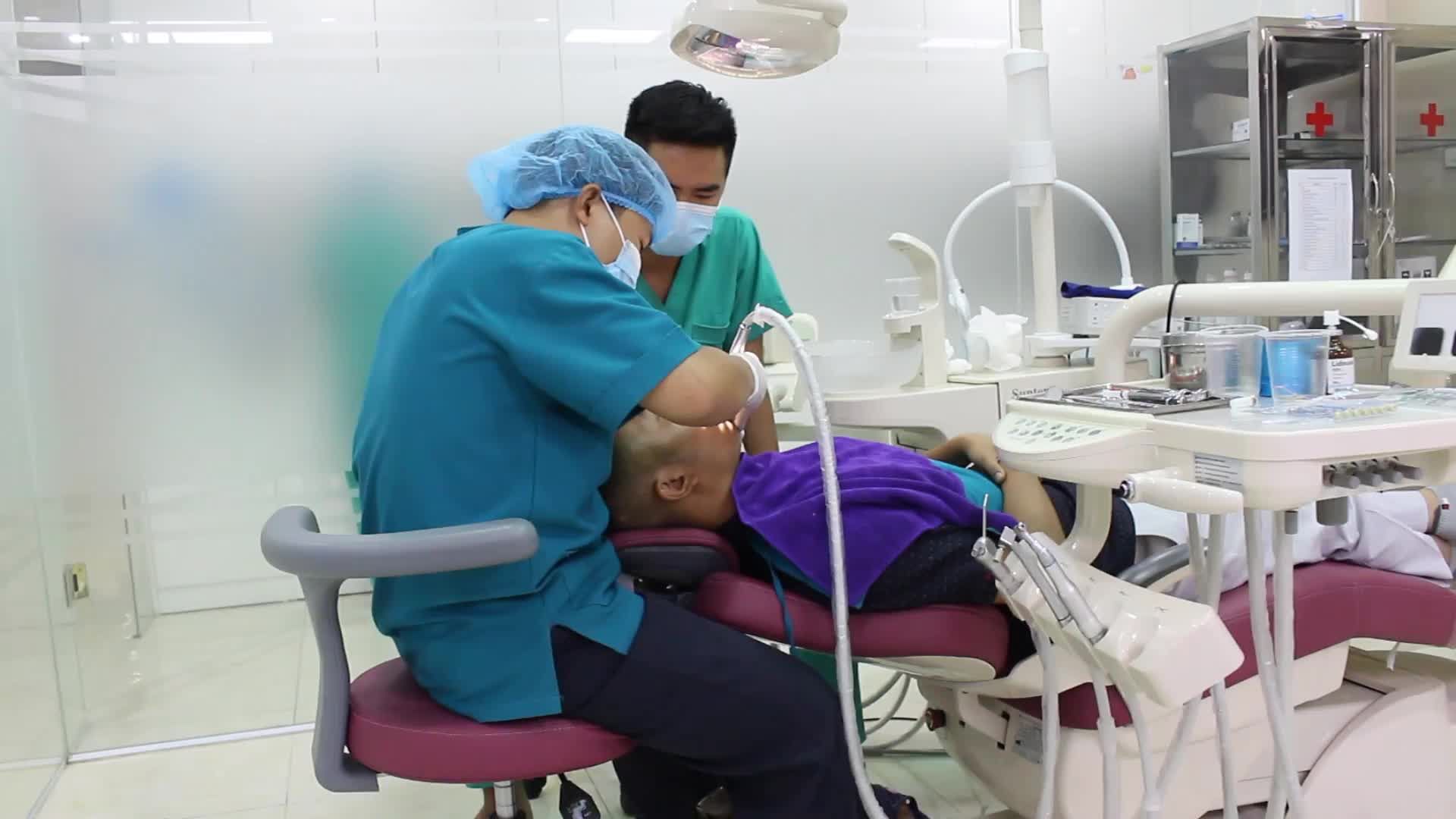 Quá trình tạo điểm bám cho case thẩm mỹ răng sứ Veneer Bio Fieldspathic cho bệnh nhân N. Q. N - 36 tuổi ở Hải Phòng