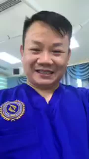 Mang biệt danh “Người đàn bà có hàm răng "kì dị" và chưa một lần ngoái cổ”