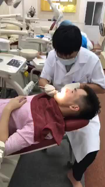 Ngay lúc này tại nha khoa HT Smile, bác sĩ đang tiến hành thăm khám định kỳ cho các khách hàng niềng răng theo lịch hẹn