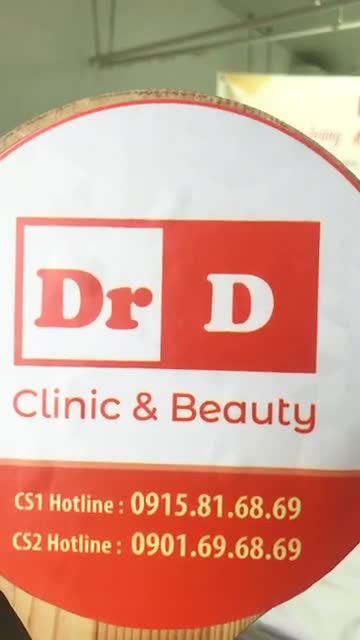 Bác sĩ thăm khám lại cho khách hàng sau khi nâng vòng 1 được 1 ngày tại Thẩm mỹ DrD