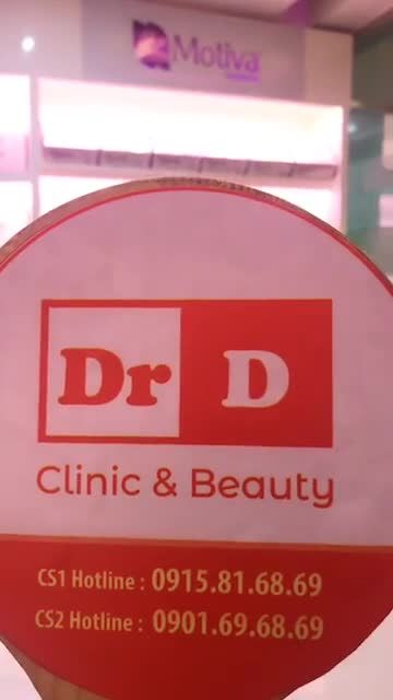 Thăm khám khách hàng sau khi nâng ngực tại Thẩm mỹ DrD