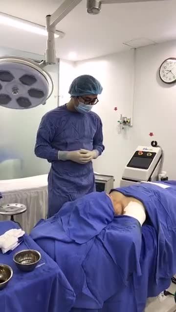 Khách hàng thứ 3 đến trị hôi nách trong ngày