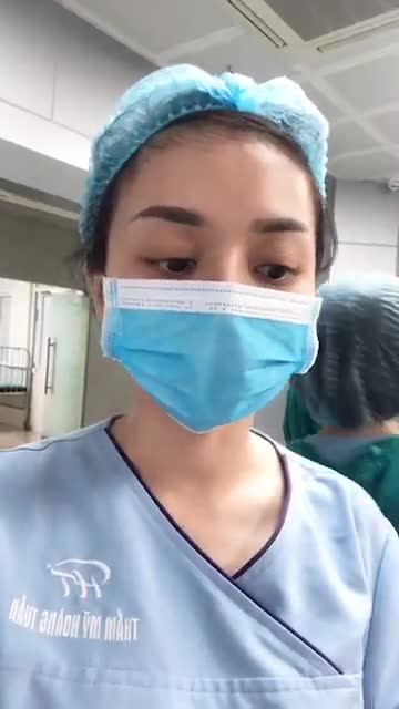 Ngực sa trễ phì đại và sự thay đổi sau 2 giờ phẫu thuật.