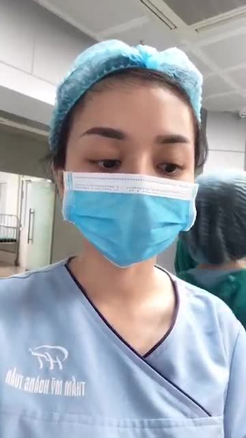 Ngực sa trễ phì đại và sự thay đổi sau 2 giờ phẫu thuật.