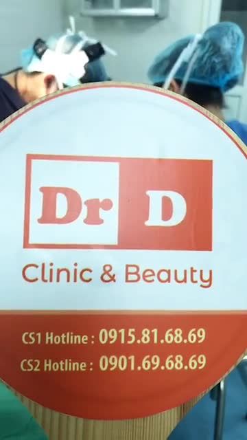 Khách hàng cắt mí, nâng cung mày