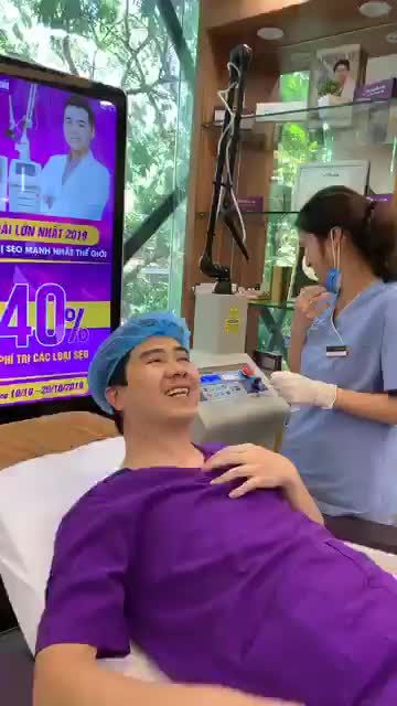 Bs. Hoàng Tuấn đi trị mụn thịt vùng cổ!