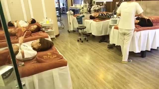 Phun môi collagen 3D phủ bóng, màu môi hồng cam.