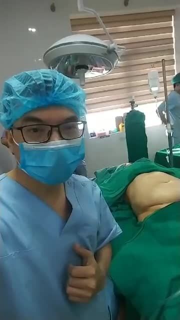 Vòng eo 98 của nữ khách hàng đến với Dr Hoàng Tuấn để hút mỡ với công nghệ Vaser Lipo