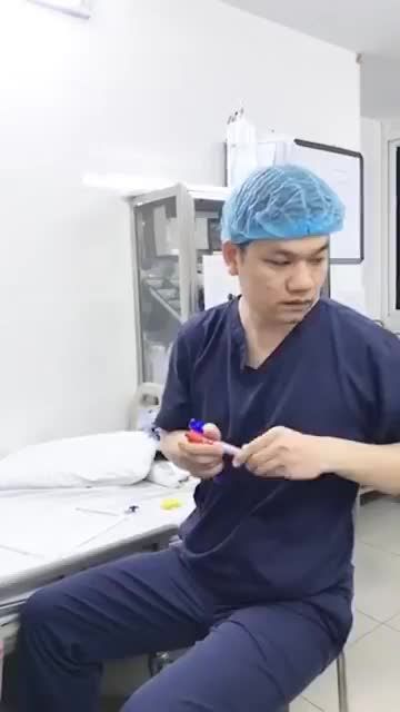 Đo vẽ và và chọn size phù hợp trước khi phẫu thuật nâng NG ỰC cho vị khách hàng.