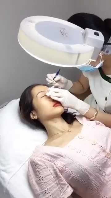 CẬN CẢNH khách hàng VIP thực hiện combo phun môi và điêu khắc mày công nghệ siêu vi 6D tại BVTM Đông Á HN