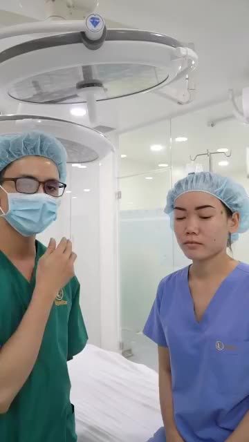 TRƯỚC PHẪU THUẬT NÂNG MŨI: GẶP GỠ KHÁCH HÀNG ĐỂ BIẾT VÌ SAO CÔ ẤY CHỌN DR HOẠT ĐỂ HOÀN THIỆN NHAN SẮC NHÉ