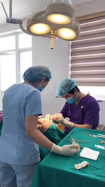 Quá trình phẫu thuật độn thái dương.