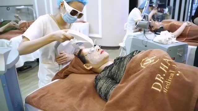 Làn da của chị khách hàng đã được thay đổi đáng kể chỉ sau buổi đầu trị nám tại VTM Dr.Hải Lê!
