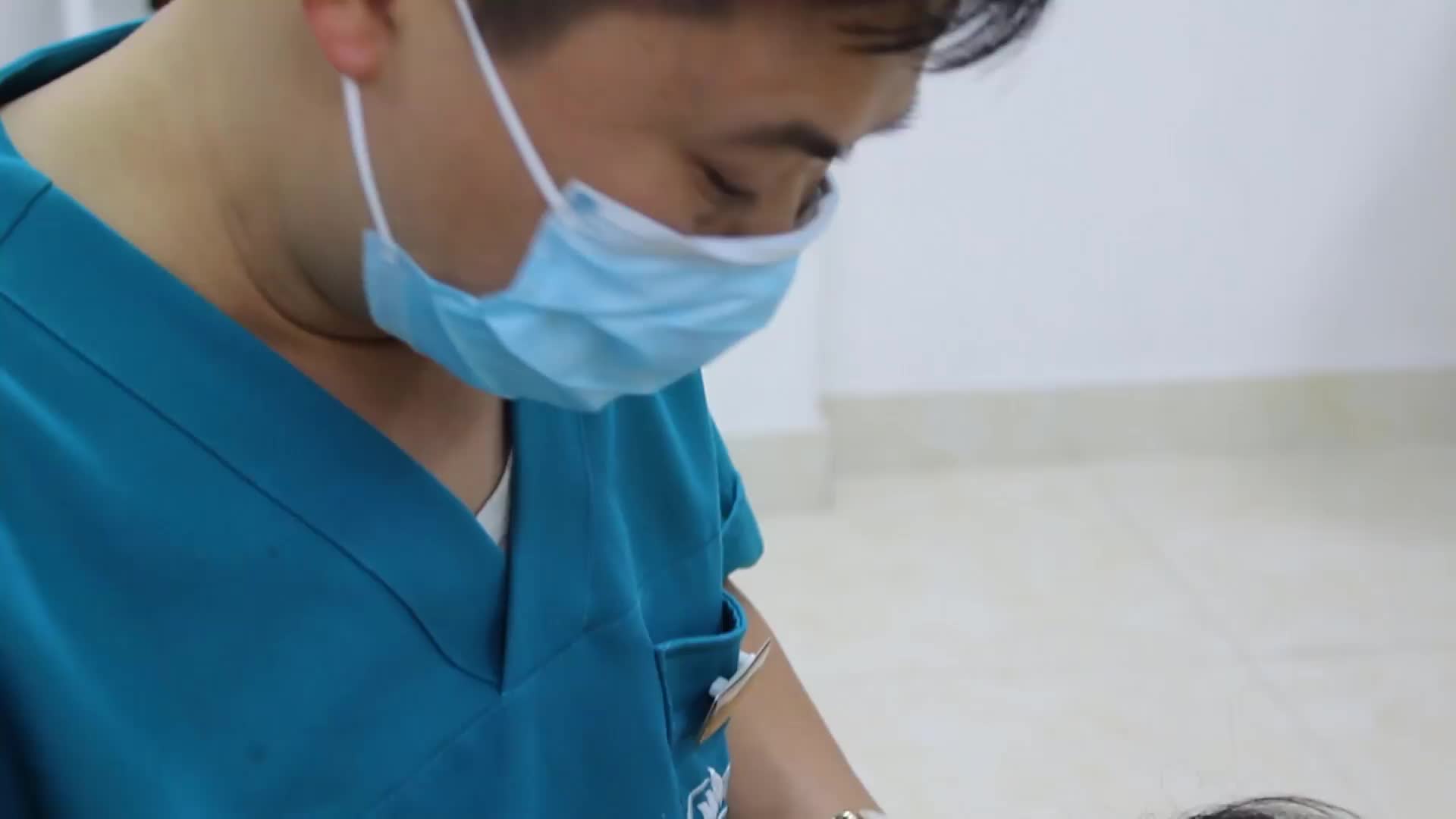 Gắn mắc cài kim loại thông minh cho bệnh nhân N. T. H - 21 tuổi ở Thái Bình