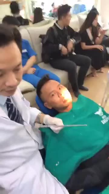 Cùng trở lại Nha khoa Smile One để theo dõi ThS.Bs.Nguyễn Tuấn Dương trực tiếp tái khám chỉnh nha cho nam bệnh nhân điều trị niềng răng mắc cài.