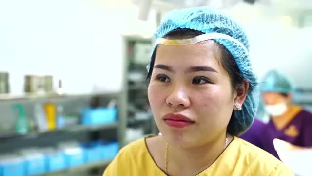 Ngắm nhìn kết quả sau khi cắt mí xong, và lắng nghe chia sẻ của bạn ấy về tình trạng đôi mắt cũ và quyết tâm đi làm đẹp
