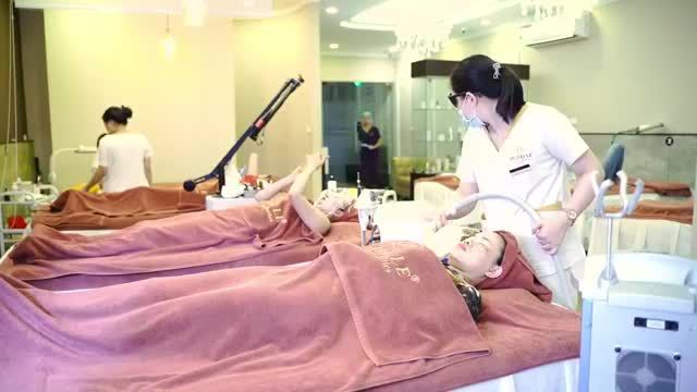 Cùng xem quy trình điều Trị tàn nhang 1 lần duy nhất bằng Công nghệ Laser Spectra – elos sẽ gúp bạn đánh bay đi những đốm tàn nhang trên mặt chỉ 1 lần duy nhất tại Dr.Hải Lê..bạn có tin không...?