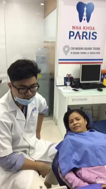 Khách hàng bọc 12 răng EMax Zic tại nha khoa Paris Quang Trung.