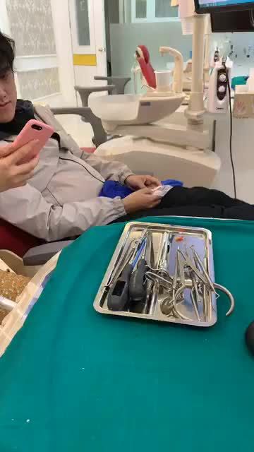 Ca gắn mắc cài cho khách hàng có khớp cắn ngược ! Sau khi hoàn thành nắn chỉnh sẽ phẫu thuật để hoàn hảo khớp cắn.