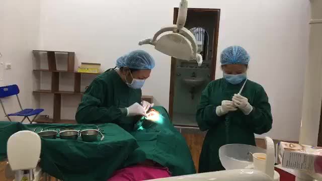 Cắm chân răng nhân tạo Implant R46 cho chị Thảo bằng công nghệ flapless k lật vạt.
