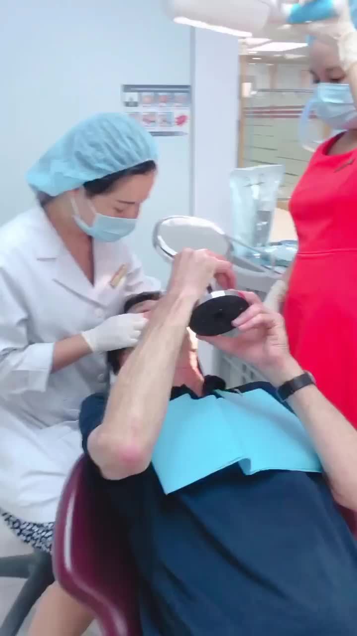 Bác sĩ tặng khay chống nghiến khi khách hàng thực hiện dịch vụ Răng sứ Thẩm Mỹ dành cho buổi check - up cuối cùng của Khách hàng