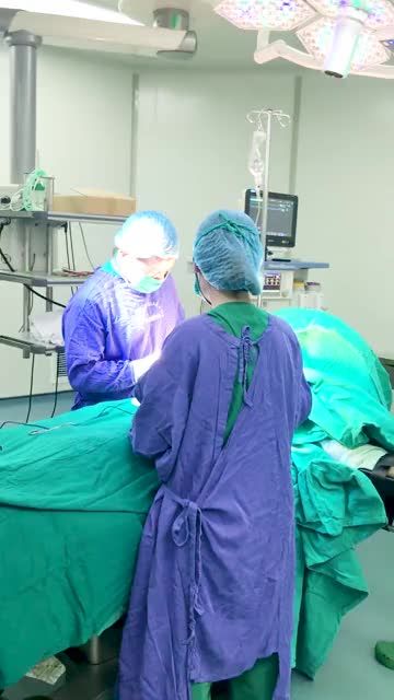 Nâng ngực sa trễ cấp độ 3 cho chị khách hàng thứ 7 trong ngày - Bác sĩ Tuấn Anh trực tiếp thực hiện.