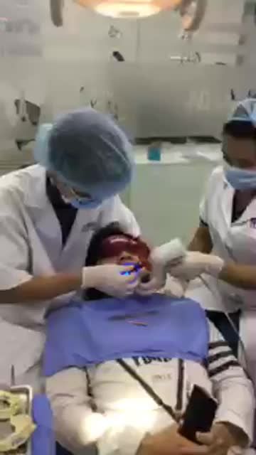 KH gắn mắc cài kim loại kết hợp nong hàm tại Nha khoa Paris Quang Trung