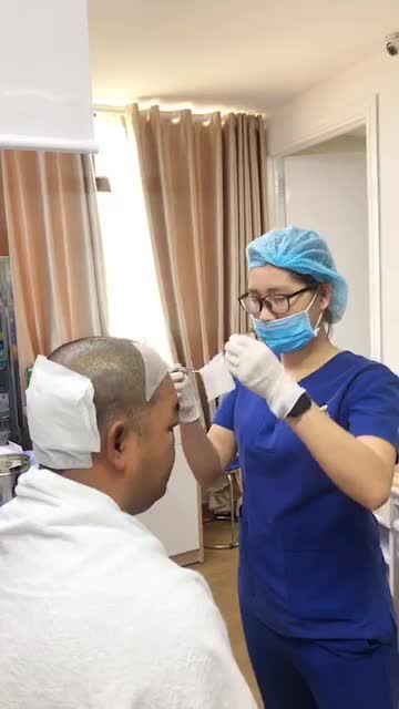 Quá trình thay băng tóc cho khách hàng cấy tóc cấp độ 5 tại bệnh viện thẩm Mỹ Đông Á
