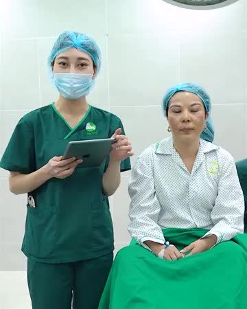 "Cung mày được nâng lên trông chị trẻ hơn bao nhiêu, chị ưng ý lắm, biết không đau chị đi làm từ lâu rồi" - chị Kh phấn khởi chia sẻ