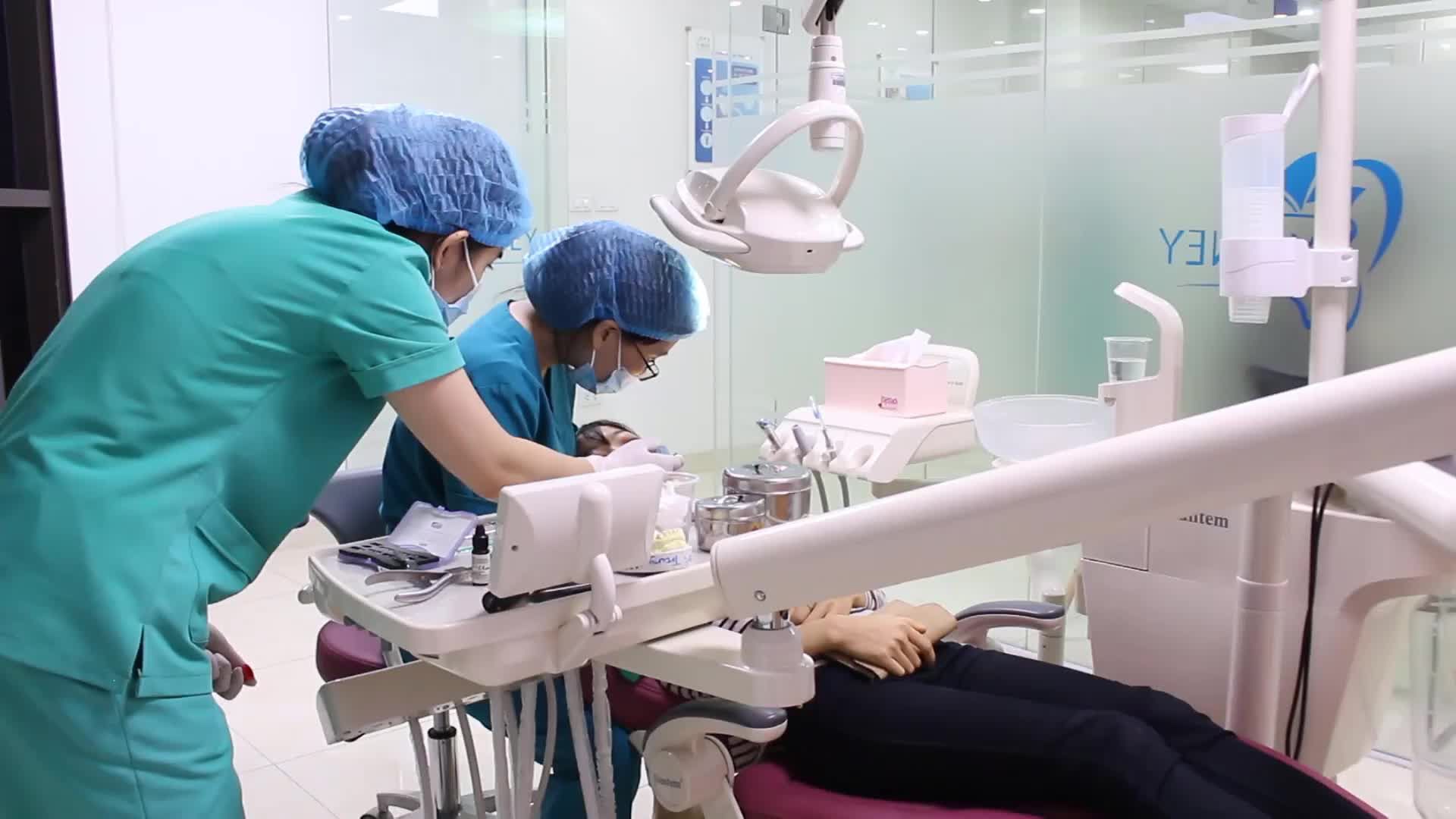 Case gắn mắc cài pha lê cho bệnh nhân N. T. T - 22 tuổi ở Thái Bình Người thực hiện: Thạc sĩ, bác sĩ Lê Thị Thùy Linh