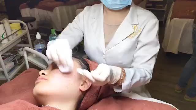 Bị mụn hơn 1 năm ngày càng trầm trọng hơn, bạn khách hàng sinh năm 1998 đã phải tìm đến Dr. Hải Lê