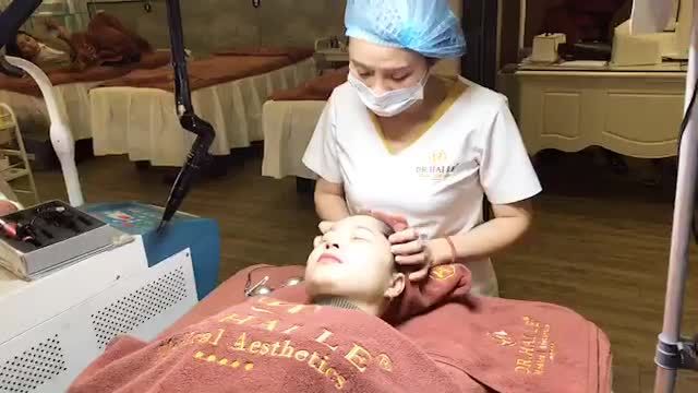 Trình trạng của vị khách hàng bị lẫn nám, tàn nhang, chàm bớt phức tạp đến điều trị tại Phòng công nghệ cao.